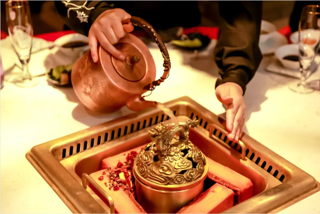 火鍋“新物種”強勢崛起！“發(fā)酵鍋底”正在升級火鍋賽道